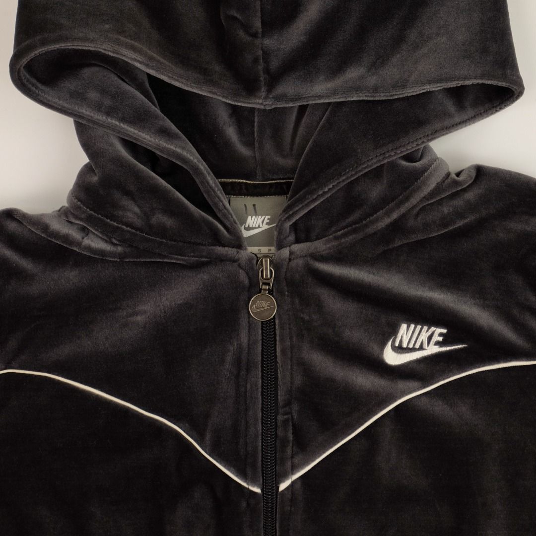 Nike Womens Full Zip Jacket S (Category: Coats, Jackets and Outerwear) located in Makati City. Submitted by changsversion (Listing ID 1282286102, Image 2). Description: No issues Size on tag: Small 💡Note that the dimensions for each item in the uploaded photos may have a slight deviation due to manual measurement. 💡Please keep in mind that some pre-owned items may have minor wear or imperfections. I always disclose any noticeable flaws in the p