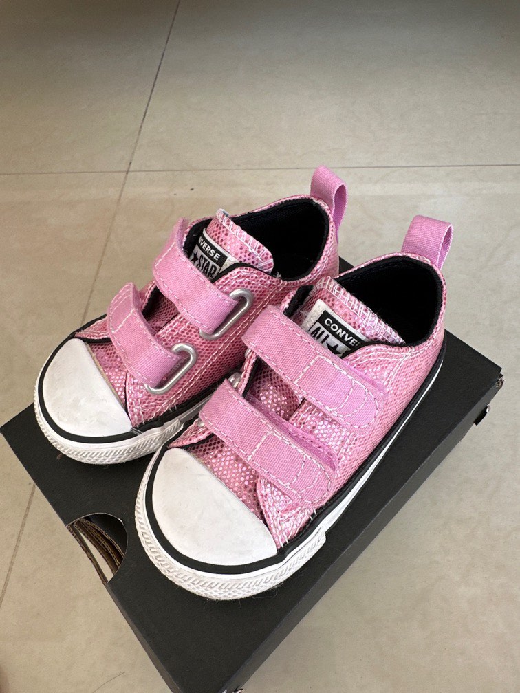 Pink baby girl converse discount