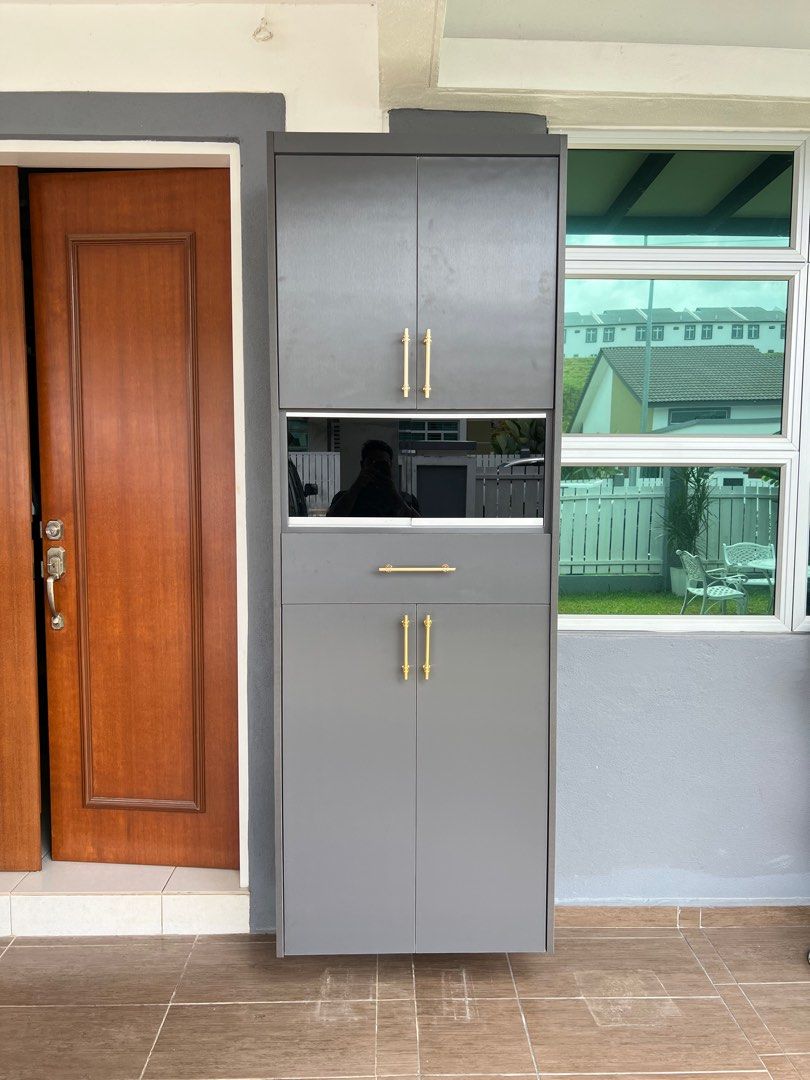 Floating shoe outlet cabinet