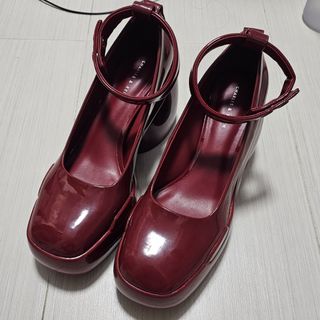 Red patent leather discount mary jane shoes