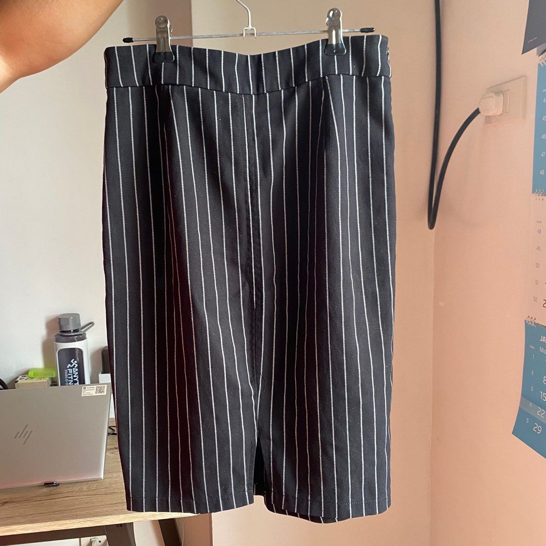 Striped Black Pencil Skirt (Category: Skirts) located in Manila. Submitted by bdgdeclutters (Listing ID 1282304380, Image 2). Description: Small Perfect for offiice outfits and formal occasions .