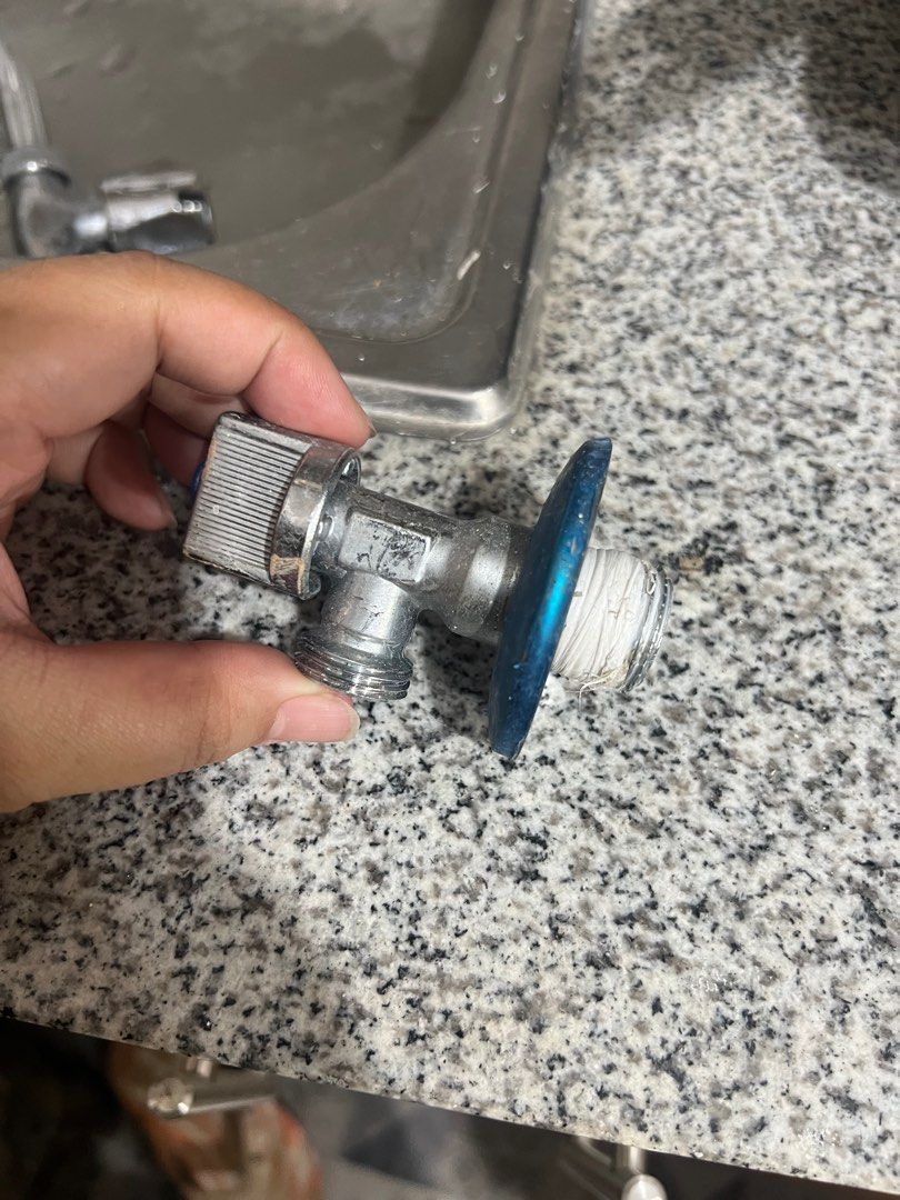 valve flush toilet (Category: Bathroom & Kitchen Fixtures) located in Quezon City. Submitted by hiimdecluttering (Listing ID 1282288184, Image 1). Description: this comes to the unit I just acquired, I replaced to another design decluttering.