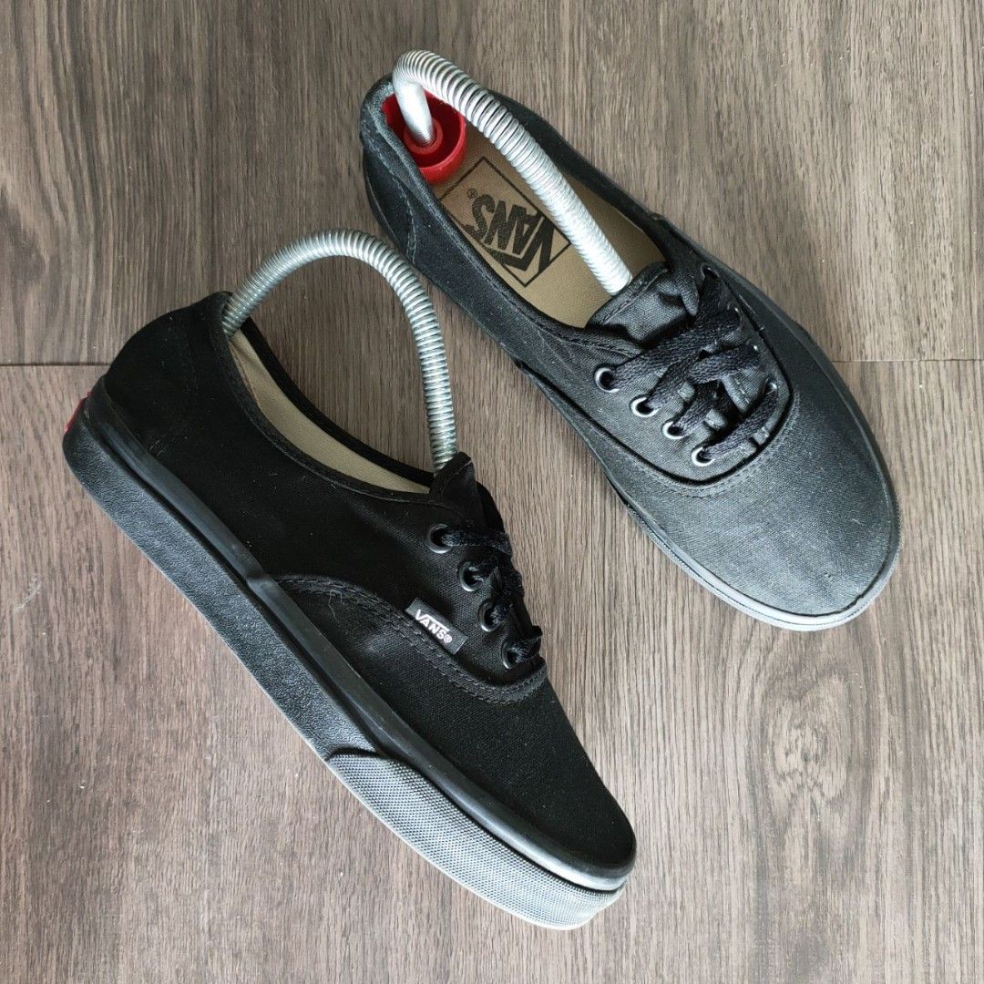 Model sepatu vans authentic store black