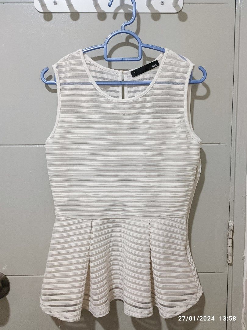 White blouse (Category: Blouses) located in Subang Jaya. Submitted by ab_03 (Listing ID 1282239603, Image 1). Description: .
