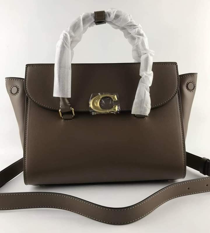 🍀 CCH Broome Carryall (Category: Luxury Bags & Wallets) located in Manila. Submitted by shan_kenz (Listing ID 1282483090, Image 3). Description: 🍀 CCH Broome Carryall ▪️L26*H19*W11cm 💰P2,600 ▪️Actual photo ▪️Plus SF.