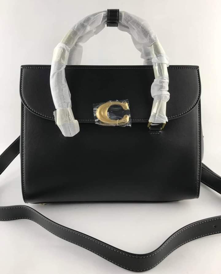 🍀 CCH Broome Carryall (Category: Luxury Bags & Wallets) located in Manila. Submitted by shan_kenz (Listing ID 1282483521, Image 2). Description: 🍀 CCH Broome Carryall ▪️L26*H19*W11cm 💰P2,600 ▪️Actual photo ▪️Plus SF.
