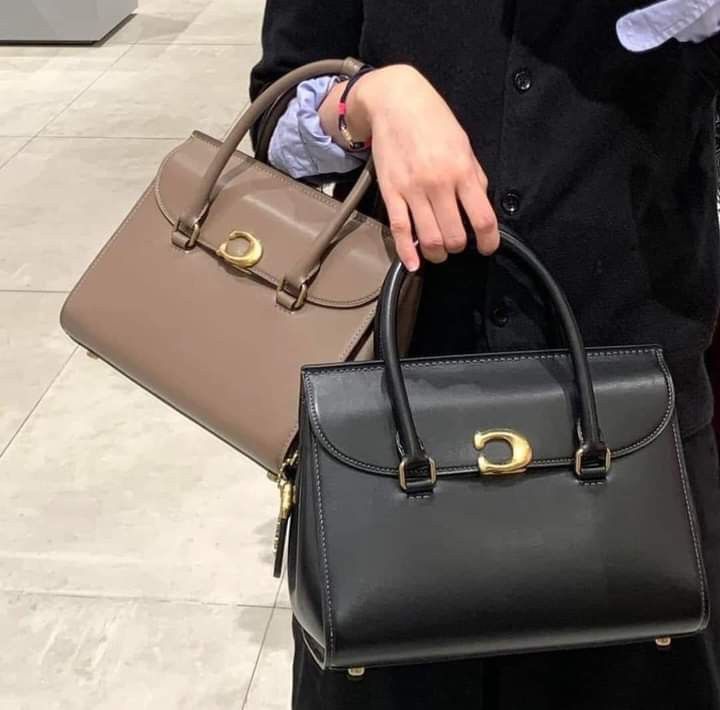 🍀 CCH Broome Carryall (Category: Luxury Bags & Wallets) located in Manila. Submitted by shan_kenz (Listing ID 1282483521, Image 1). Description: 🍀 CCH Broome Carryall ▪️L26*H19*W11cm 💰P2,600 ▪️Actual photo ▪️Plus SF.