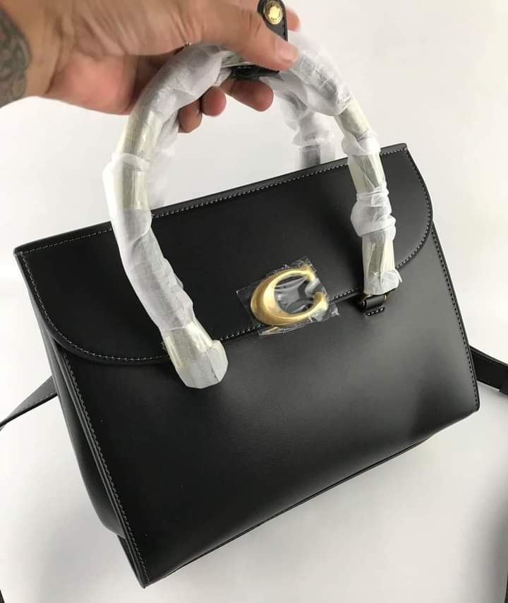 🍀 CCH Broome Carryall (Category: Luxury Bags & Wallets) located in Manila. Submitted by shan_kenz (Listing ID 1282483521, Image 3). Description: 🍀 CCH Broome Carryall ▪️L26*H19*W11cm 💰P2,600 ▪️Actual photo ▪️Plus SF.