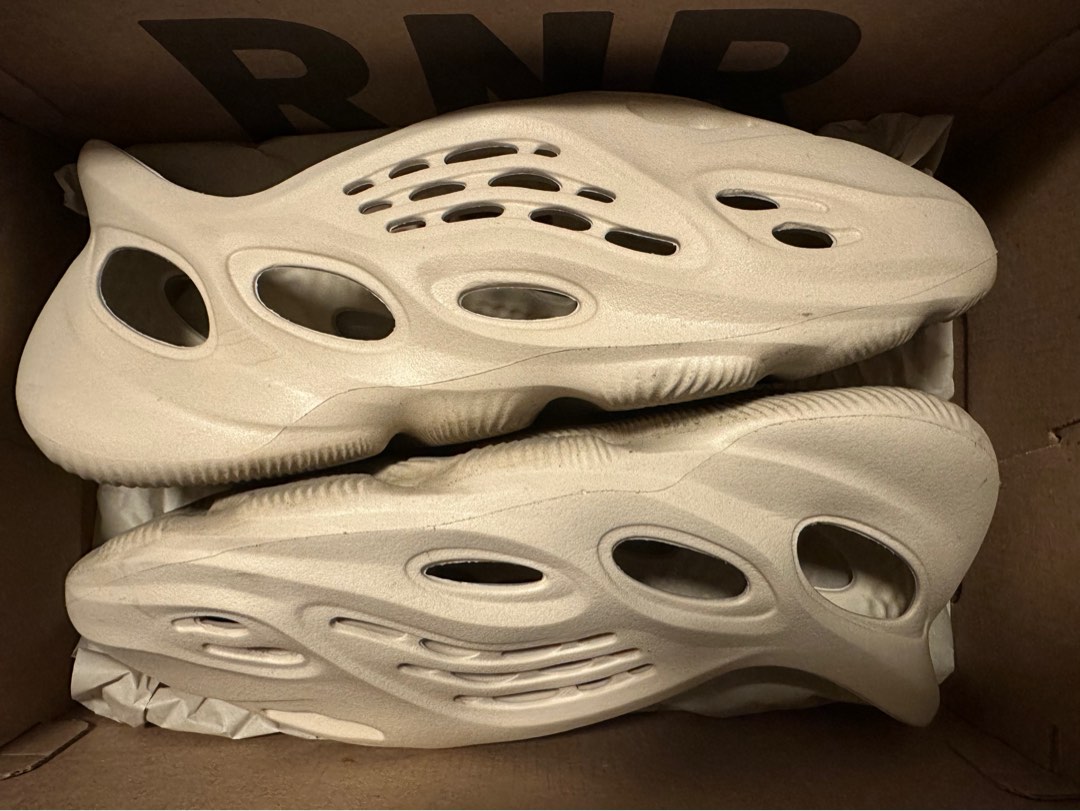 adidas yeezy foam runner Sand #US10 28.5cm, 男裝, 鞋, 波鞋- Carousell