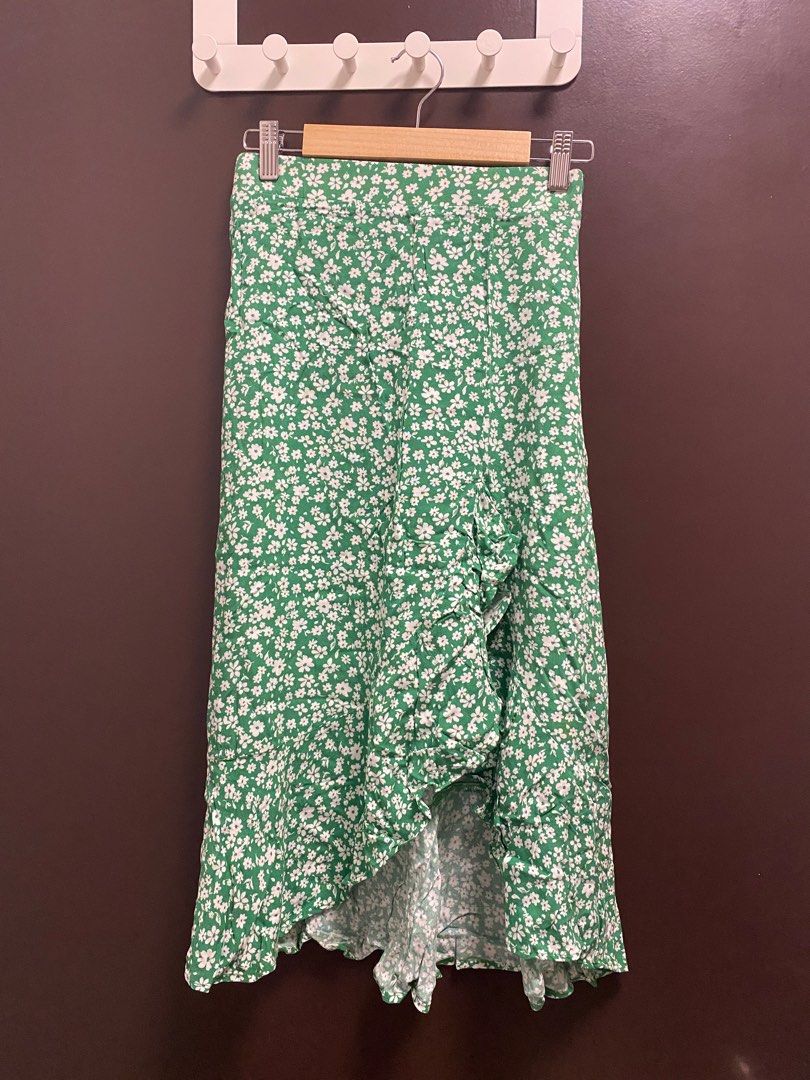 Bershka Ditsy Floral Asymmetric Midi Skirt in Green Size S