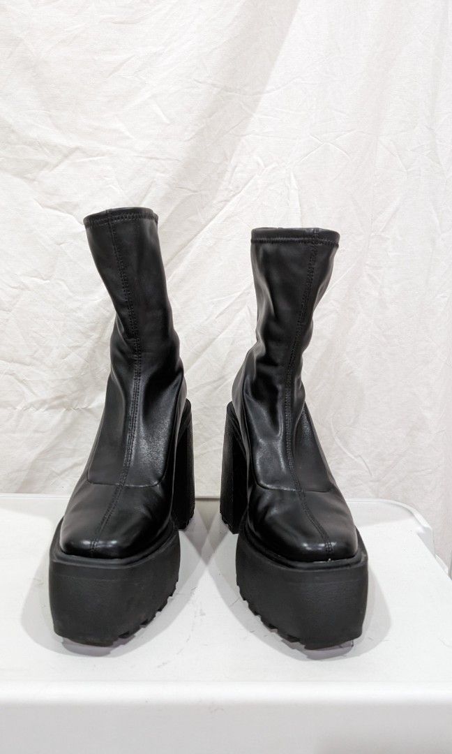 Bershka platform boots 4-inches black (Category: Boots) located in Mandaluyong City. Submitted by snoozekitty (Listing ID 1282540061, Image 3). Description: rfs: migrating super fashionable and edgy boots with soft inner lining. sole platform is 2 inches while heel height is 4 inches..