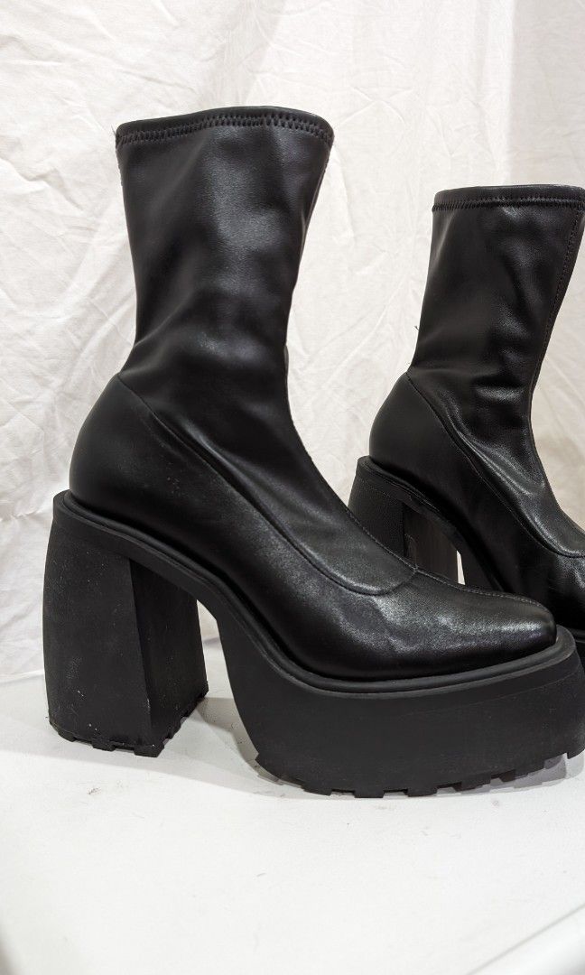 Bershka platform boots 4-inches black (Category: Boots) located in Mandaluyong City. Submitted by snoozekitty (Listing ID 1282540061, Image 2). Description: rfs: migrating super fashionable and edgy boots with soft inner lining. sole platform is 2 inches while heel height is 4 inches..
