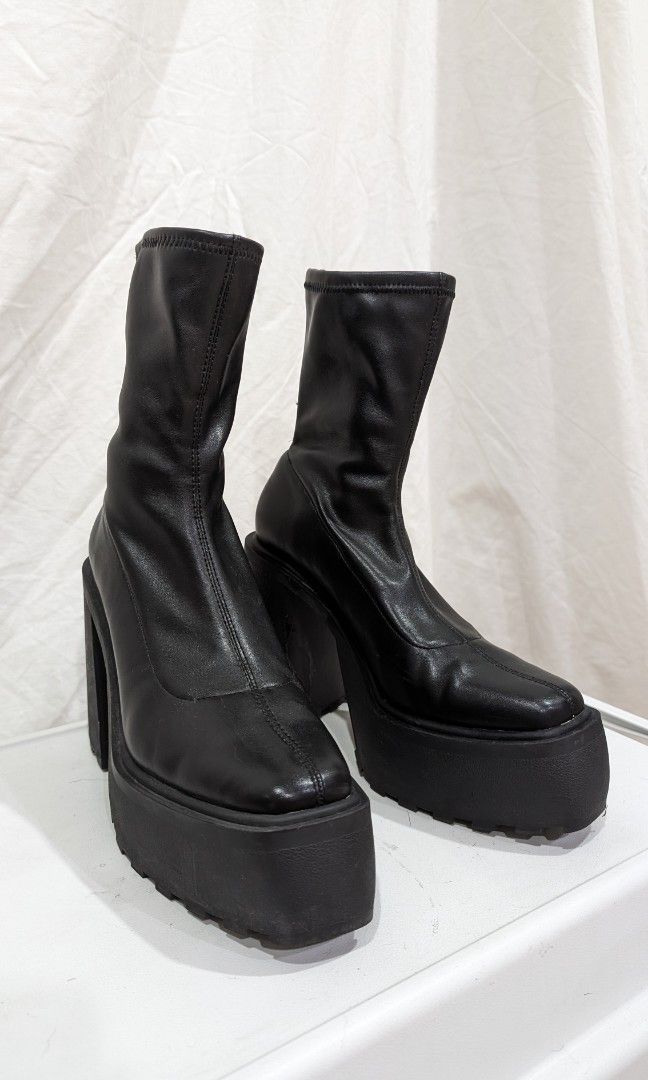 Bershka platform boots 4-inches black (Category: Boots) located in Mandaluyong City. Submitted by snoozekitty (Listing ID 1282540061, Image 1). Description: rfs: migrating super fashionable and edgy boots with soft inner lining. sole platform is 2 inches while heel height is 4 inches..