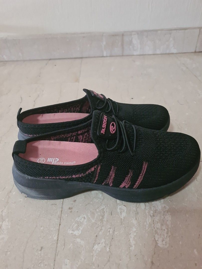 Black shoes hot sale with pink stripes