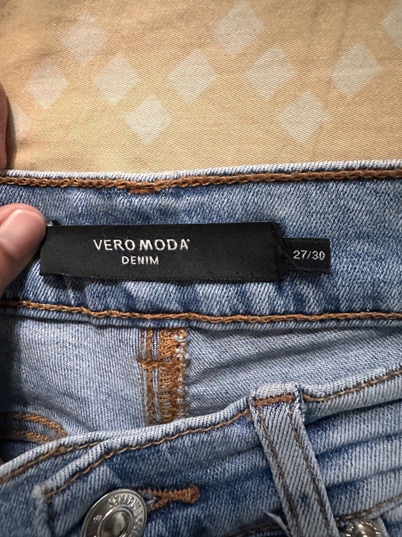 Blue denim jeans (Category: Jeans) located in Quezon City. Submitted by ankeyt (Listing ID 1282506028, Image 2). Description: .