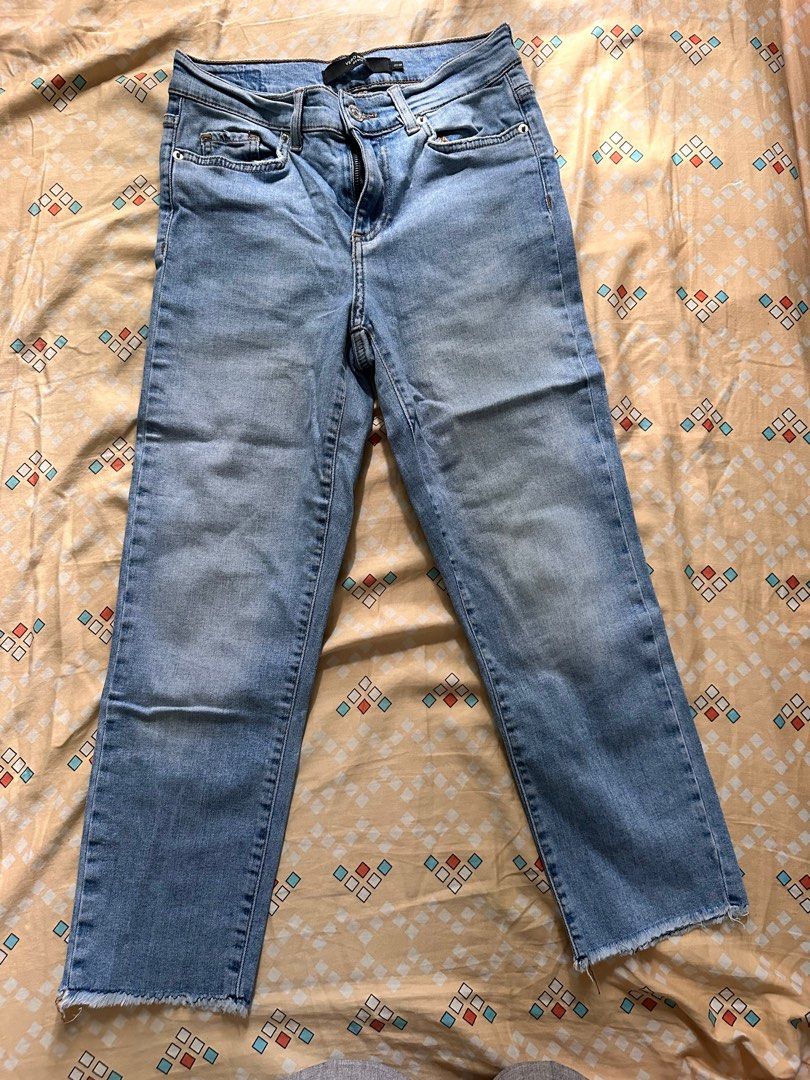 Blue denim jeans (Category: Jeans) located in Quezon City. Submitted by ankeyt (Listing ID 1282506028, Image 1). Description: .