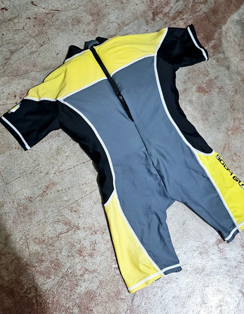 Bodyglove padded swim wetsuit (Category: Babies & Kids Fashion) located in Bacoor. Submitted by ginger828 (Listing ID 1282602056, Image 2). Description: in excellent condition. size on tag is L kids 4-5yo (14-20kg) may fit 2 to 5yo. Padded all aroubd front and back to make sure your kids stay afloat in the water..