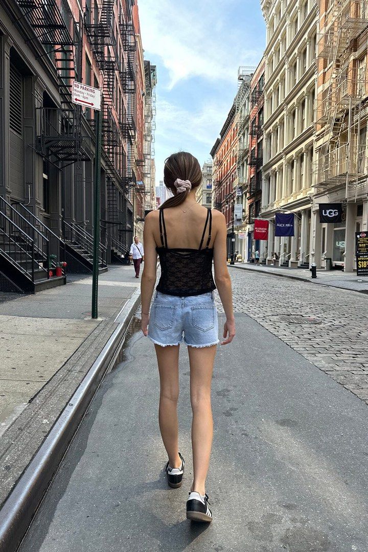Brandy Melville ✰ Alice Black Sheer Rose Floral Lace Tank Top, Women's  Fashion, Tops, Sleeveless on Carousell