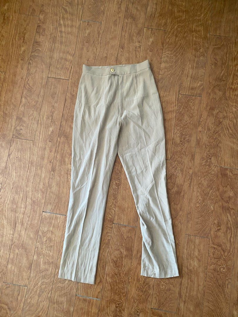 Brown Khaki Trousers (Category: Other Bottoms) located in Quezon City. Submitted by reigniris (Listing ID 1282483115, Image 1). Description: size 24-25.