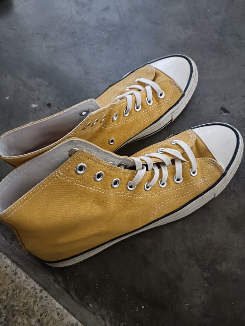 Yellow converse size 4 2025