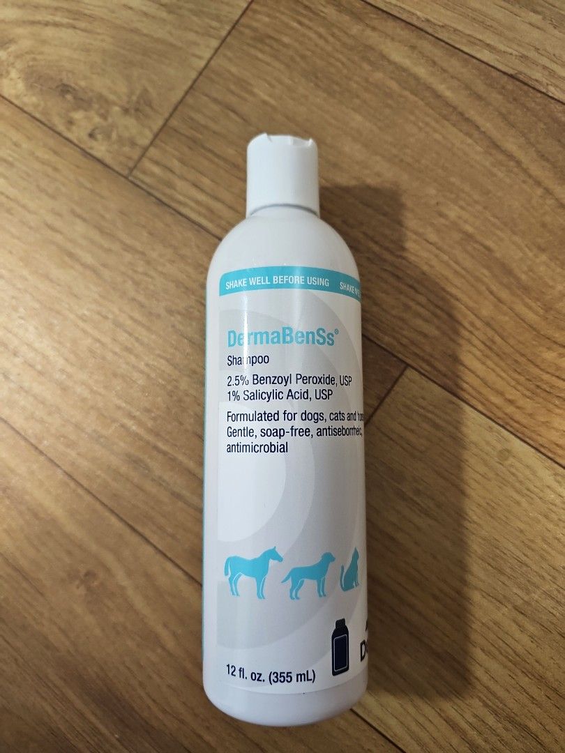 Dechra - DermaBenSs Shampoo 12oz （分類：寵物家品及其他）位於 Hong Kong。 由 62535 提交（商品編號 1282523996，圖片 1）。簡介： 細菌性皮膚感染（例如膿皮症） 舔性肉芽腫 粉刺 油性皮膚和油脂性皮膚炎 堵塞的毛囊 真菌性皮膚感染 疥蟲病 DermaBenSs洗髮水的成分使它成為一種理想的藥用配方，可應對幾乎所有的皮膚狀況。角質酸酯是皮膚外層中天然存在的脂肪分子，對於創造防止皮膚水分流失的屏障至關重要。這種屏障有助於防止皮膚乾燥和保護皮膚。另一種天然成分維生素E，提供了優秀的抗氧化性質，有助於對抗有害皮膚自由基。過氧化苯甲酰提供抗微生物、角質軟化、毛囊沖洗和除脂等特性。水杨酸負責提供角質增生、角質軟化、抗菌、抗真菌和抗寄生蟲的益處。 擦在皮膚和毛髮上,直到輕輕起泡。 保持皮膚和毛髮上起泡 待10 分鐘,然後沖洗乾淨。 每週使用 2-3 次,或按照獸醫指示使用。