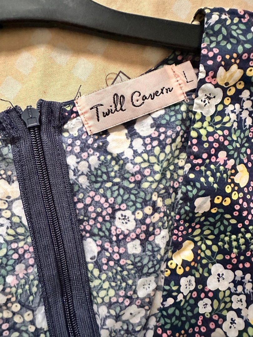 Floral dress (Category: Dresses) located in Quezon City. Submitted by ankeyt (Listing ID 1282503943, Image 3). Description: Floral casual dress Large on tag.