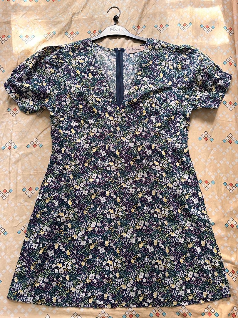 Floral dress (Category: Dresses) located in Quezon City. Submitted by ankeyt (Listing ID 1282503943, Image 1). Description: Floral casual dress Large on tag.