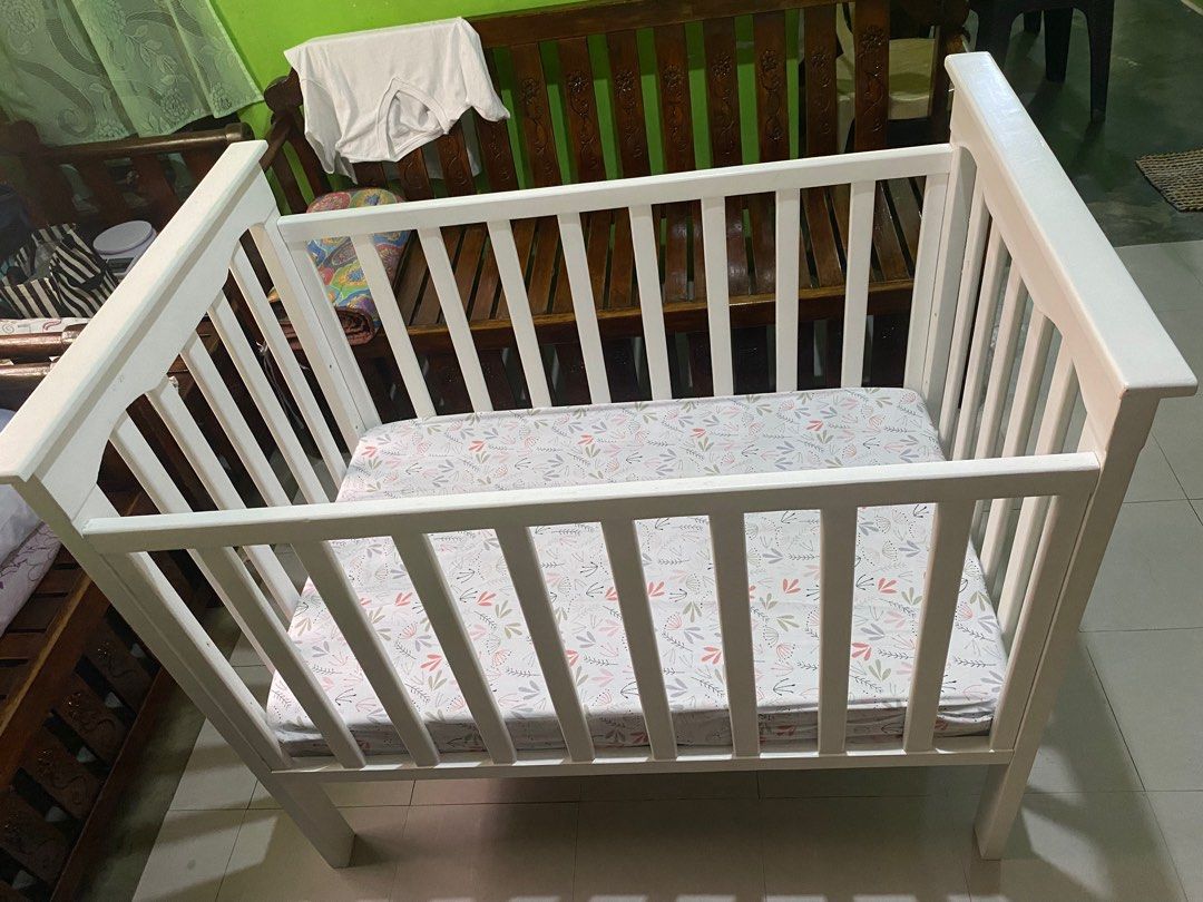 For Sale Used 4 in 1 crib 24x40 Flat White