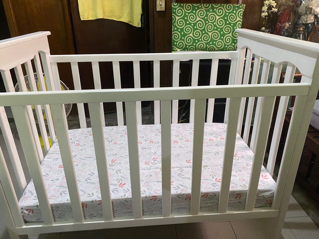 For Sale Used 4 in 1 crib 24x40 Flat White