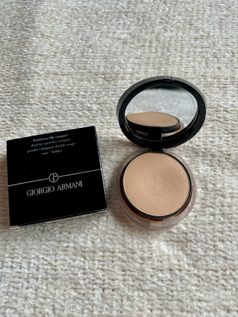 Georgio Armani Luminous Silk powder shade 4 Health Beauty