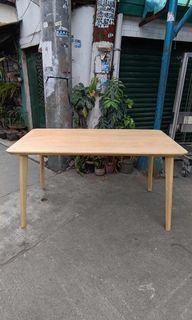 IKEA 6 Seaters Dining Table, Excellent Condition 
Brand: IKEA (LISABO - Model Name), Pre-loved 
Materials: SolidWood

Size:
Length - 55.25 inches 
Width - 30.75 inches
Height  - 29.25 inches 

Remarks:
* Good Condition 
* Minor Scratches/Chipp
