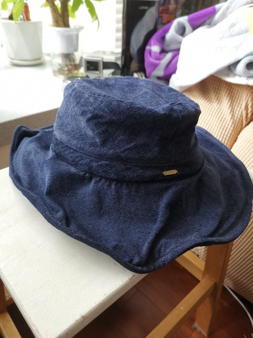 Initial Hat （分類：帽）位於 Hong Kong。 由 donut_workshop 提交（商品編號 1282434545，圖片 3）。簡介： 接近全新.寶藍色絨面. 荷葉邊可自己調較彎曲.因太多帽所以平讓.。