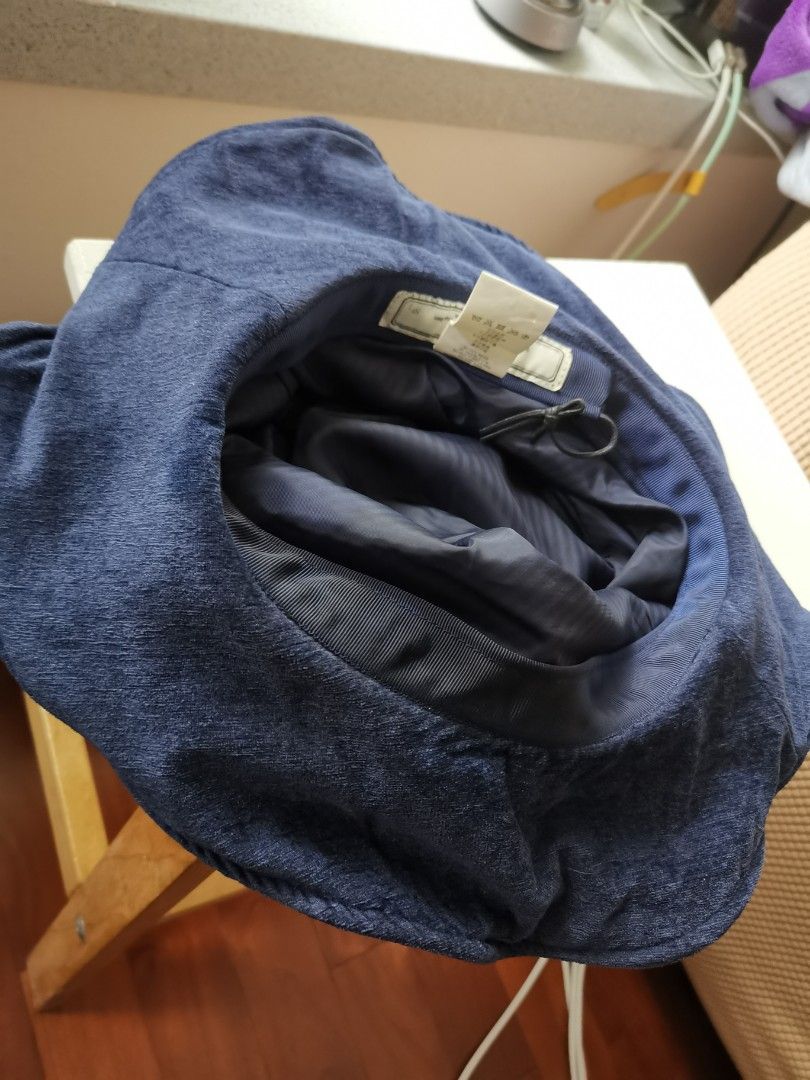 Initial Hat （分類：帽）位於 Hong Kong。 由 donut_workshop 提交（商品編號 1282434545，圖片 4）。簡介： 接近全新.寶藍色絨面. 荷葉邊可自己調較彎曲.因太多帽所以平讓.。
