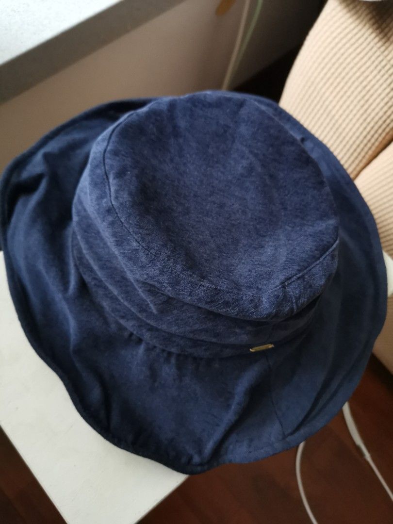 Initial Hat （分類：帽）位於 Hong Kong。 由 donut_workshop 提交（商品編號 1282434545，圖片 2）。簡介： 接近全新.寶藍色絨面. 荷葉邊可自己調較彎曲.因太多帽所以平讓.。