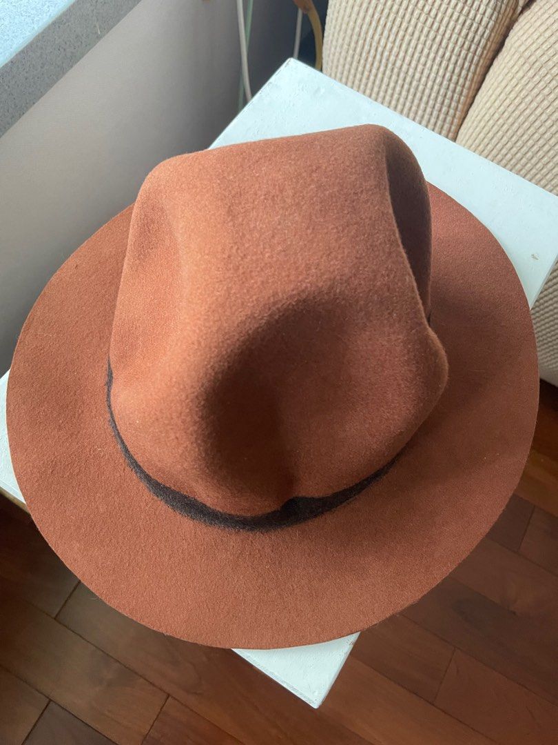 Initial winter hat （分類：帽）位於 Hong Kong。 由 ktka8 提交（商品編號 1282435182，圖片 2）。簡介： Brand new, free size, brown color。