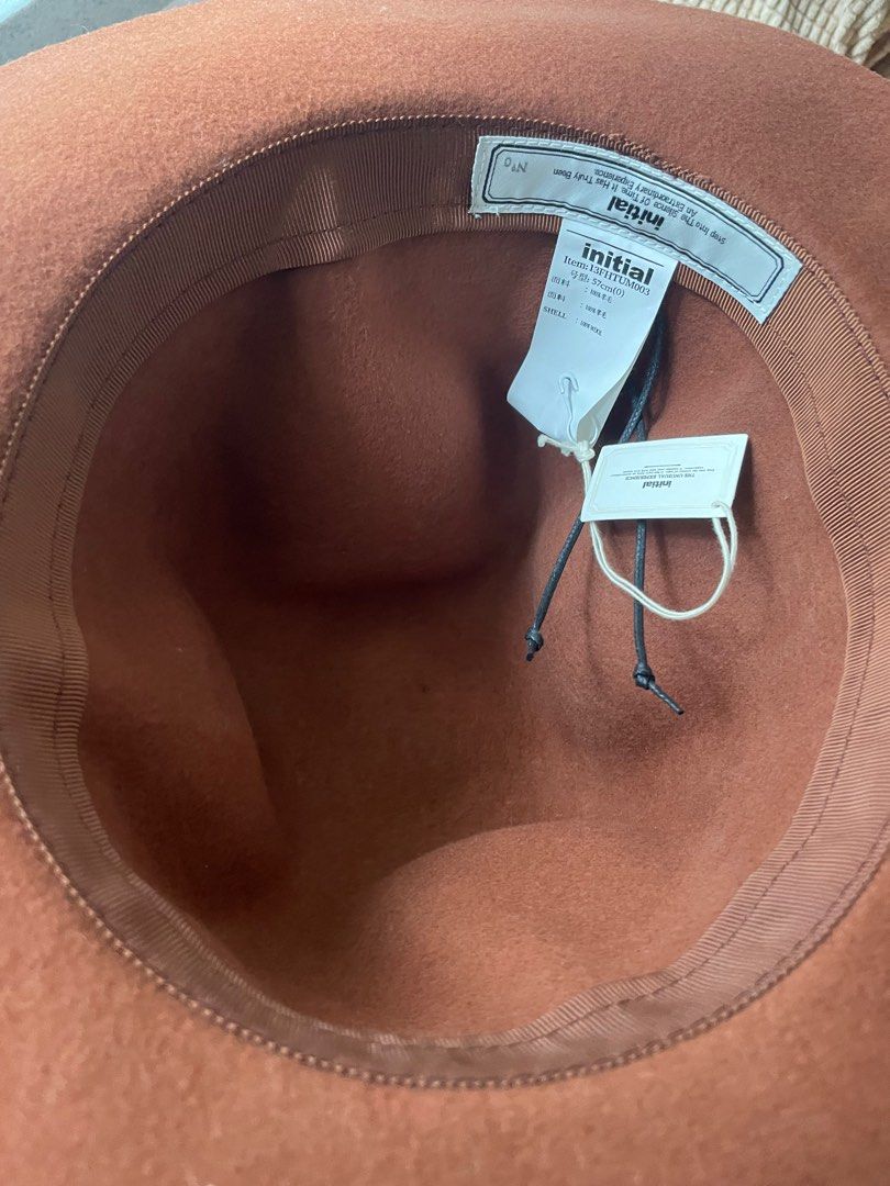 Initial winter hat （分類：帽）位於 Hong Kong。 由 ktka8 提交（商品編號 1282435182，圖片 4）。簡介： Brand new, free size, brown color。