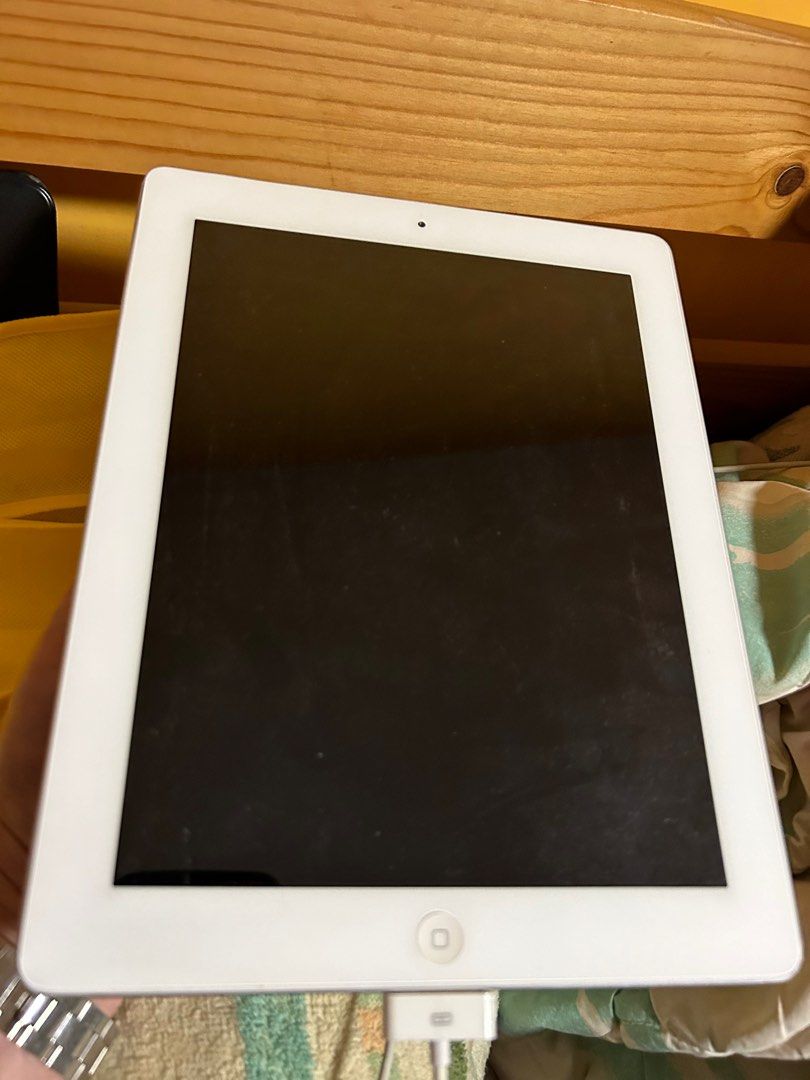iPad 2 （分類：平板電腦 - iPad）位於 Hong Kong。 由 tl941 提交（商品編號 1282484419，圖片 1）。簡介： 差唔到電着唔到機當零件賣I pad 2 不知容量大細 要換電芯 Not working ! For Spare part?。