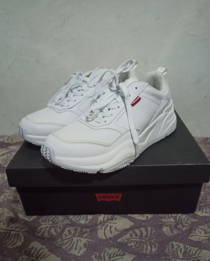 Levi's Eastman white (Category: Sneakers) located in Quezon. Submitted by collapse7 (Listing ID 1282573752, Image 2). Description: LEVI'S EASTMAN WHITE SIZE 9 BRAND NEW NABILI 5k price GIFT NG GF DI NAGAMIT NASTOCK LANG DI NAGSUSUOT NG GANYAN STYLE NADAMAGE NA BOX AND NEED KO LINISIN SHOES KONTI.