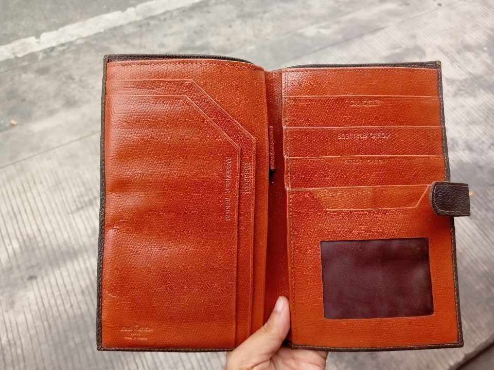 Louis Vuitton passport holder ( BASA MUNA DESCRIPTION) (Category: Luxury Bags & Wallets) located in Muntinlupa City. Submitted by bunyeaimeevanessa150 (Listing ID 1282427922, Image 2). Description: No return no exchange perfect condition walang flaws no tears cracks na maliit lang unnoticeable anjan na lahat Ng pics no video don't waste my time don't offer if you're not sure then if you offer then I'll accept then you'll seen zone I'll block you 
