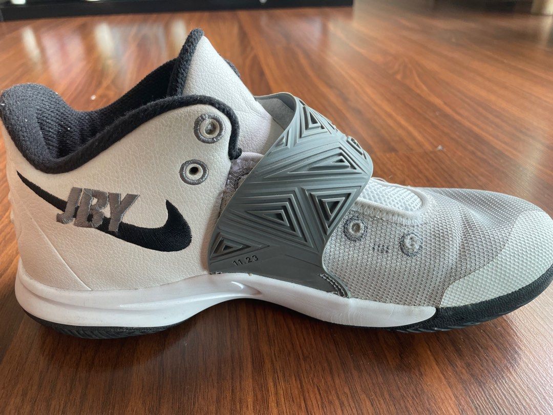 White kyrie flytrap basketball shoes top