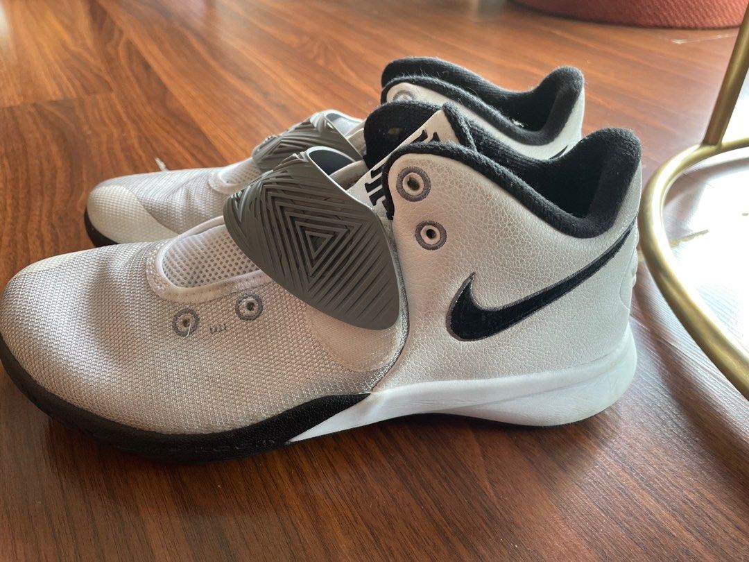 White kyrie on sale flytrap basketball shoes
