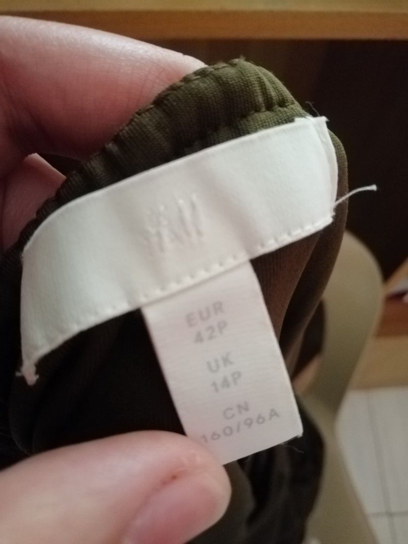Olive green sexy dress (Category: Dresses) located in Sibonga. Submitted by mummavee (Listing ID 1282557329, Image 3). Description: Used few times, good as new. No damages/tear. RFS: Decluttering.