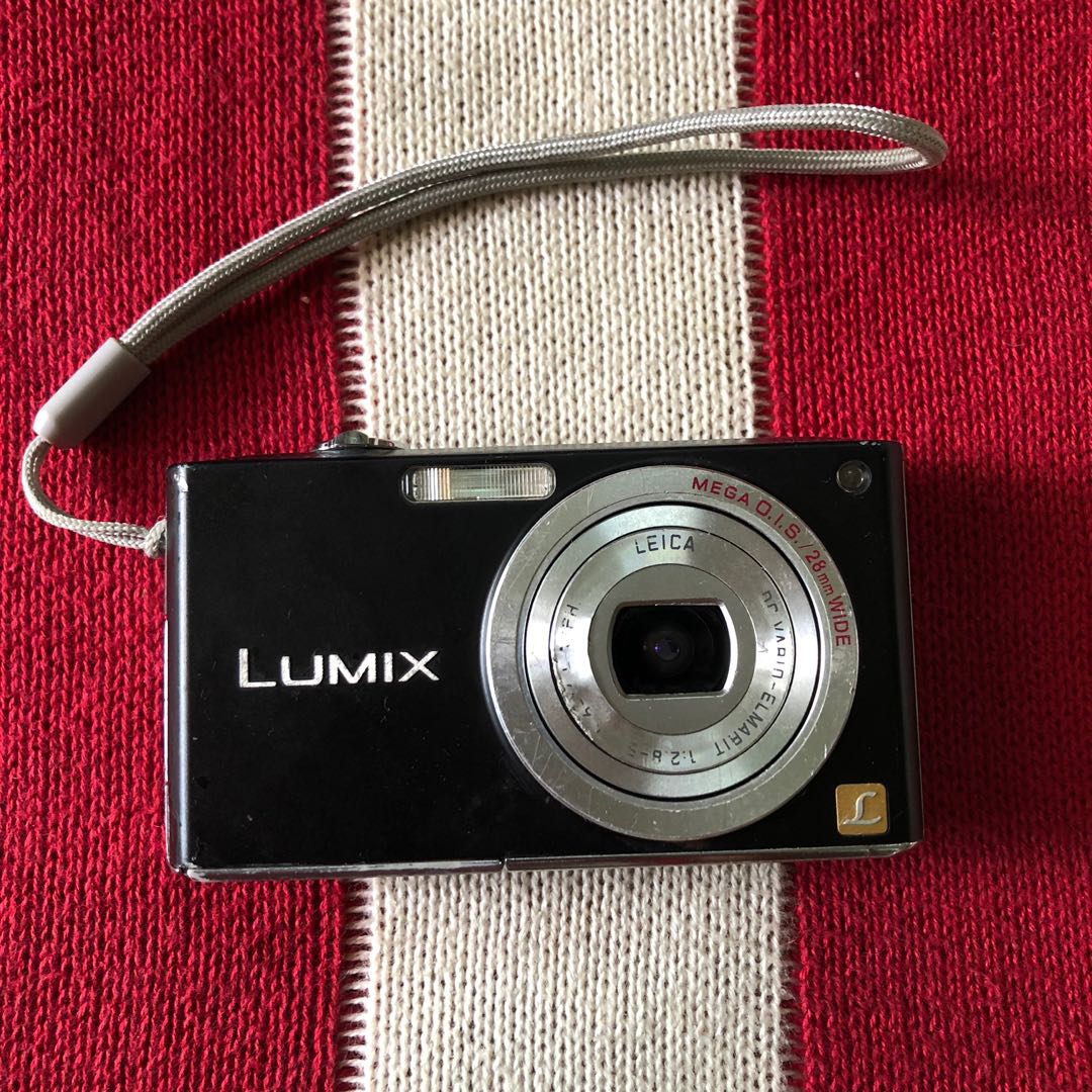Panasonic LUMIX DMC-FX33-P（専用ケース、充電器付き） - デジタルカメラ