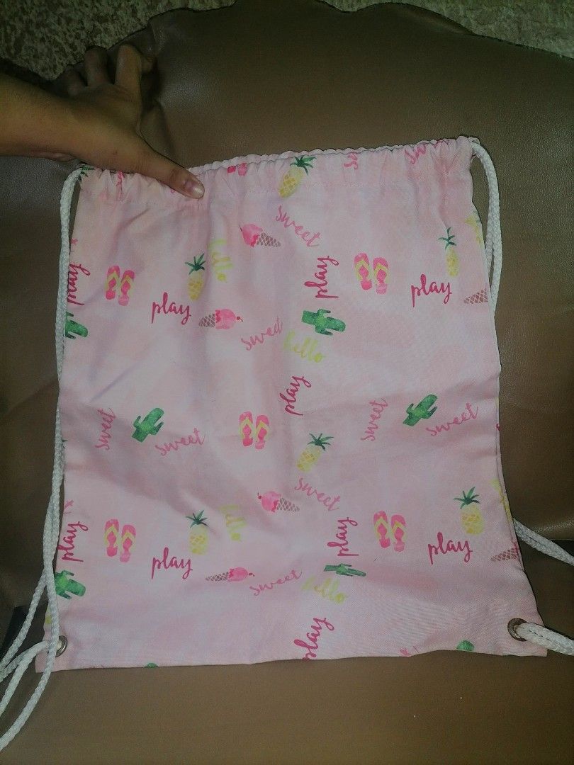 PINK DRAWSTRING BAG (Category: Tote Bags) located in Muntinlupa City. Submitted by dmgdbee (Listing ID 1282467322, Image 1). Description: Preloved drawstring bag ✅ In good condition ✅ Negotiable sa sure buyer ✅ Makapal yung tela, can accommodate heavy items ❗ Has some flaws, may kalawang na yung sa dulo ng bag (see last photo) 📌 Available for meet up around Muntinlupa and nearby areas.