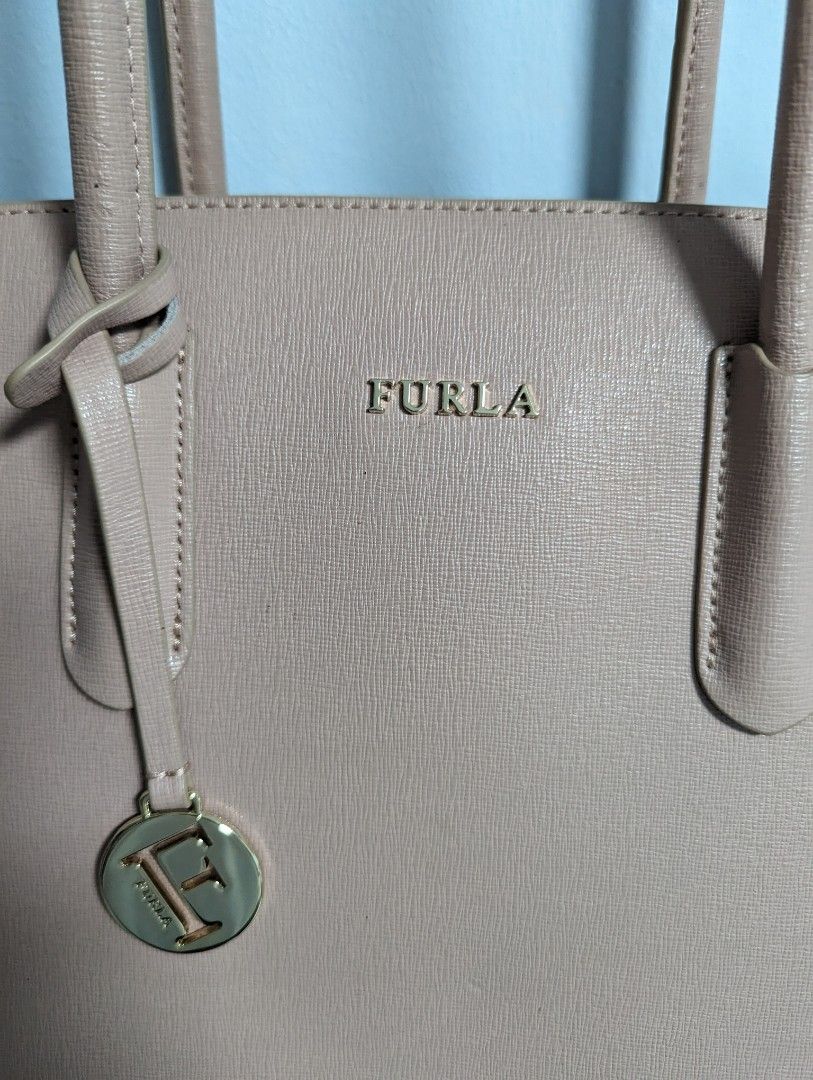 Preloved Original Furla Bag (Category: Luxury Bags & Wallets) located in Las Pinas. Submitted by jay9191 (Listing ID 1282447763, Image 1). Description: Preloved Original Furla Bag Color: Salmon Pink Bag only. Some issues on the handle due to storage. RFS: Decluttering Item in Las Pinas Disclaimer: No copyright infringement is intended. I do not own nor claim to own the rights to any of the brands featured or posted.