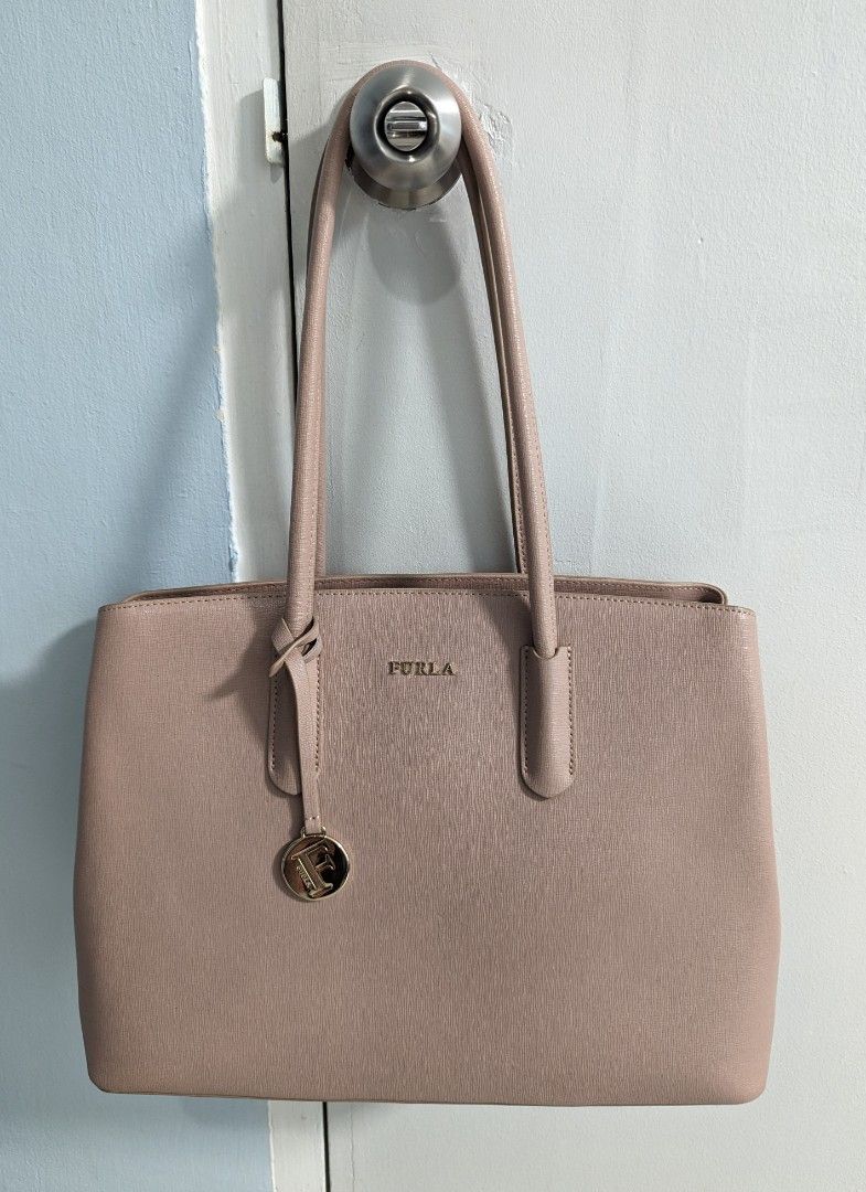 Preloved Original Furla Bag (Category: Luxury Bags & Wallets) located in Las Pinas. Submitted by jay9191 (Listing ID 1282447763, Image 2). Description: Preloved Original Furla Bag Color: Salmon Pink Bag only. Some issues on the handle due to storage. RFS: Decluttering Item in Las Pinas Disclaimer: No copyright infringement is intended. I do not own nor claim to own the rights to any of the brands featured or posted.