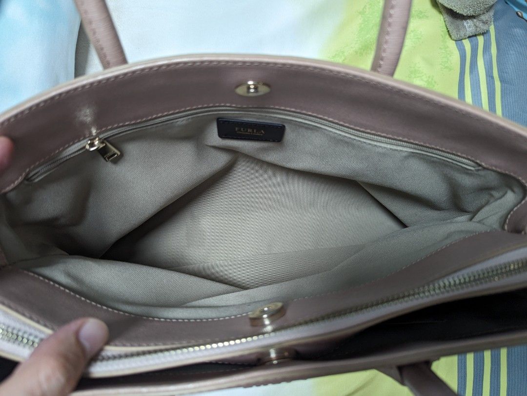 Preloved Original Furla Bag (Category: Luxury Bags & Wallets) located in Las Pinas. Submitted by jay9191 (Listing ID 1282447763, Image 3). Description: Preloved Original Furla Bag Color: Salmon Pink Bag only. Some issues on the handle due to storage. RFS: Decluttering Item in Las Pinas Disclaimer: No copyright infringement is intended. I do not own nor claim to own the rights to any of the brands featured or posted.
