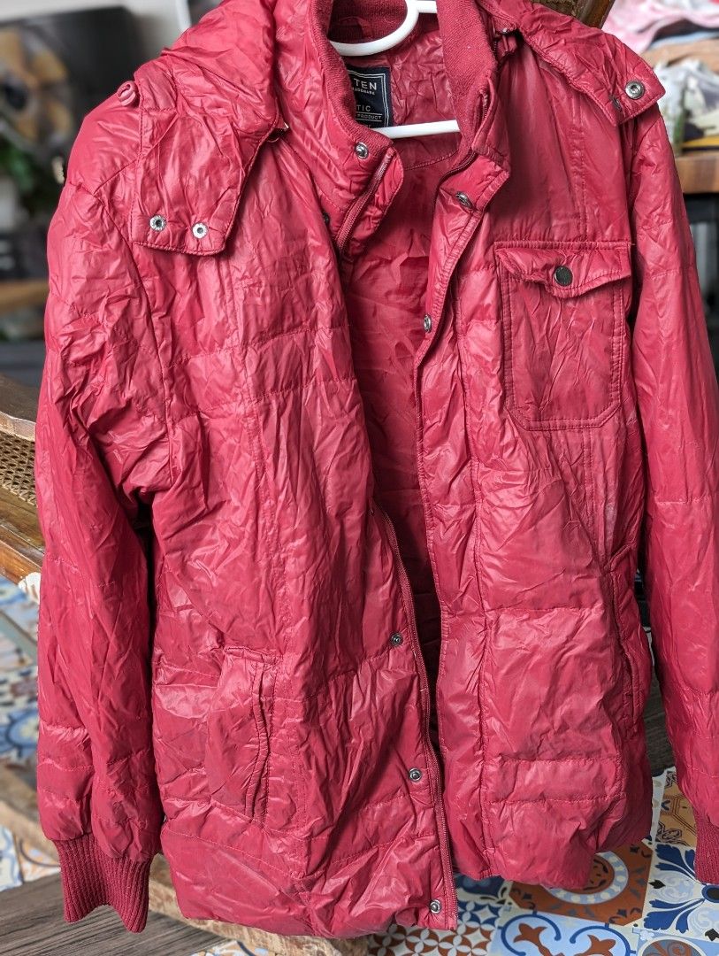 Preloved Unisex M Red Puffer Jacket (Category: Coats, Jackets and Outerwear) located in Valenzuela. Submitted by isabellinakayo (Listing ID 1282471582, Image 2). Description: Preloved Unisex M Red Puffer Hoodie Jacket fits M men Fits L women Detachable Hoodie.
