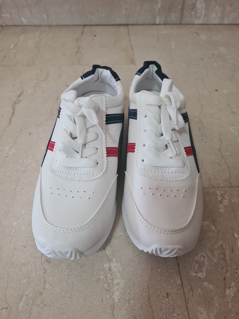 White sneakers hotsell with red stripe