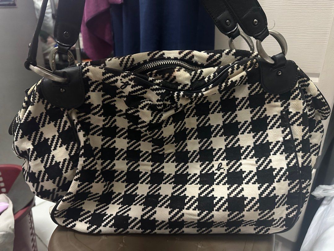 Agnes B (Category: Shoulder Bags) located in Makati City. Submitted by heryet (Listing ID 1282644350, Image 2). Description: Travel bag Shoulder bag .